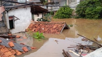 Penampakan Atap Rumah di Condet yang Terendam Banjir, di Bidara Cina Ratusan Jiwa Mengungsi