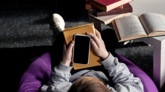 Scrolling Medsos Bikin Brain Rot: Buku Hadir Sebagai Pengalih yang Sehat