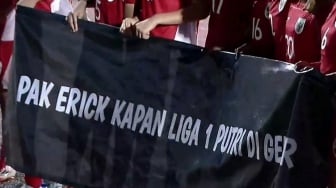 Spanduk Protes Timnas Putri Direbut Wanita Berjas Hitam, Netizen: Women Support Women Cuma Mitos