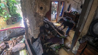 Warga menyelamatkan barang yang tersisa setelah dilanda bencana banjir dan tanah longsor di Megamendung, Puncak, Kabupaten Bogor, Jawa Barat, Senin (7/7/2025). [ANTARA FOTO/Yulius Satria Wijaya/nym]