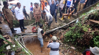 Menteri Lingkungan Hidup Hanif Faisol Nurofiq (kedua kiri) meninjau lokasi longsor dan banjir di Megamendung, Puncak, Kabupaten Bogor, Jawa Barat, Senin (7/7/2025). [ANTARA FOTO/Yulius Satria Wijaya/nym]