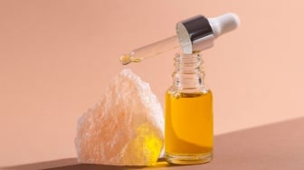 4 Rekomendasi Cleansing Oil untuk Membersihkan Makeup Waterproof, Harga Mulai Rp50 Ribuan