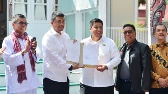 Gubernur Bobby Nasution Serahkan Aset Bangunan Rumah Dinas ke Pemkab Samosir