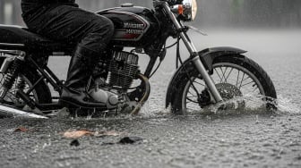 Terobos Banjir Tanpa Takut Basah, Ini 4 Rekomendasi Sepatu Boots Karet Andalan Para Bikers
