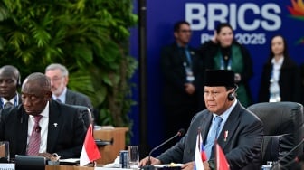 Presiden Prabowo (kanan) mengikuti rapat pleno KTT BRICS Ke-17 di Rio De Janeiro, Brasil, Minggu (6/7/2025). [ANTARA FOTO/HO/Biro Pers-Muchlis jr/wpa/foc]