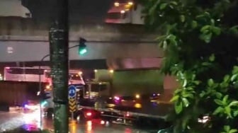 Nekat Terobos Banjir di Deltamas, Puluhan Motor dan Mobil Kandas, Arus Lalu Lintas Macet Parah