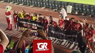 Wanita Baju Hitam Rampas Spanduk Demo Timnas Putri Indonesia Dihujat: Jadi Komisaris BUMN