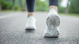 5 Jenis Sepatu Jalan Jauh Paling Nyaman 2025: Anti Pegal & Aman Buat Kaki