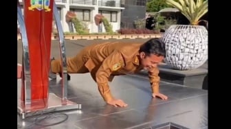Telat Pimpin Apel Pagi, Wakil Wali Kota Serang Hukum Diri Sendiri, Push Up Depan Anak Buah