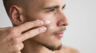 5 Rekomendasi Sunscreen Tanpa White Cast untuk Pria, Harga Mulai Rp30 Ribuan Saja