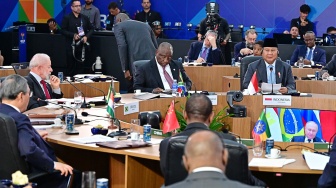 Presiden Prabowo (kanan) mengikuti rapat pleno KTT BRICS Ke-17 di Museum Seni Modern, Rio De Janeiro, Brasil, Minggu (6/7/2025). [ANTARA FOTO/HO/Biro Pers-Muchlis jr/wpa/foc]