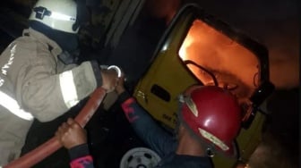 Truk Sampah DLHK Tangerang Kebakaran, Diduga Akibat Konsleting