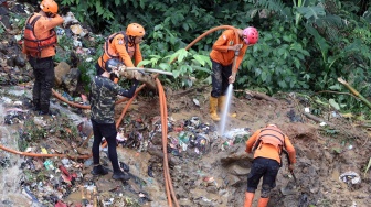 Petugas SAR gabungan mencari korban bencana tanah longsor di Megamendung, Puncak, Kabupaten Bogor, Jawa Barat, Senin (7/7/2025). [ANTARA FOTO/Yulius Satria Wijaya/nym]