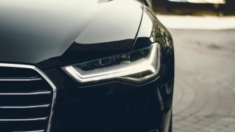 Berapa Harga Mobil Langka Lotus Carlton? Ditemukan Kondisi Berdebu tapi Odometer Cuma 18 Km
