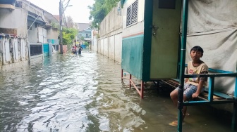 Banjir Rendam Pemukiman di Kampung Makasar Jakarta Timur