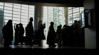 Anak-anak melihat pameran astronomi di planetarium mini, kawasan Taman Ismail Marzuki, Jakarta, Selasa (8/7/2025). [Suara.com/Alfian Winanto]