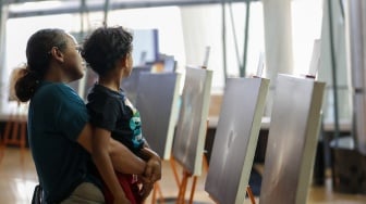 Anak-anak melihat pameran astronomi di planetarium mini, kawasan Taman Ismail Marzuki, Jakarta, Selasa (8/7/2025). [Suara.com/Alfian Winanto]
