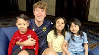 Anak-anak Desta Ketemu Bintang Timnas Ole Romeny, Reaksi Si Bungsu Bikin Iri!