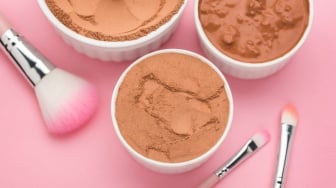 5 Bedak Tabur Anti Aging Murah Terbaik: Wajah Cerah, Garis Halus Tersamarkan