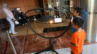 Anak-anak melihat pameran astronomi di planetarium mini, kawasan Taman Ismail Marzuki, Jakarta, Selasa (8/7/2025). [Suara.com/Alfian Winanto]