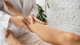 Scrub Badan Berapa Kali Seminggu? Intip 5 Rekomendasi Produk Terbaik dan Harganya