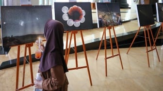 Anak-anak melihat pameran astronomi di planetarium mini, kawasan Taman Ismail Marzuki, Jakarta, Selasa (8/7/2025). [Suara.com/Alfian Winanto]