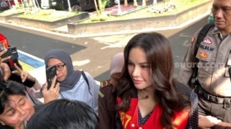 Di Depan Polisi dan Jaksa, Nikita Mirzani Teriak Ingin BAB