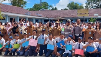 Seragam Sekolah Gratis Dari Sumatera hingga Papua