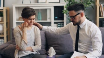 Kamu Lelah, Aku Juga: Beban Mental Seumur Hidup bagi Perempuan dan Laki-Laki