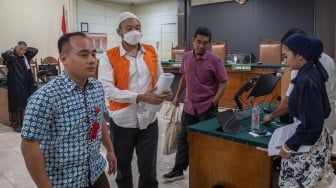 Terdakwa kasus dugaan penembakan yang menewaskan siswa SMKN 4 Semarang berinisial GRO (17) Robig Zaenudin (kedua kiri) berjalan keluar ruang sidang seusai menjalani sidang pembacaan tuntutan di Pengadilan Negeri Semarang, Jawa Tengah, Selasa (8/7/2025). [ANTARA FOTO/Aji Styawan/agr]