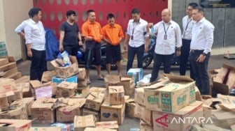 Polda Metro Jaya Bongkar Sindikat Penjual Makanan dan Kosmetik Kedaluwarsa di Tangsel