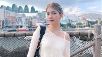 6 Ide Outfit Stylish ala Cassandra Lee, Anti Mati Gaya saat Hangout!