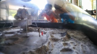 Anak-anak melihat pameran astronomi di planetarium mini, kawasan Taman Ismail Marzuki, Jakarta, Selasa (8/7/2025). [Suara.com/Alfian Winanto]