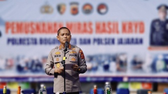 Polisi Bongkar Pabrik Miras Rumahan, Modus Penjualan Online Via Ojol Terungkap