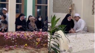Ayah Mertua Meninggal Dunia, Tasyi Athasyia Bagikan Momen Pemakaman dan Tulis Pesan Haru