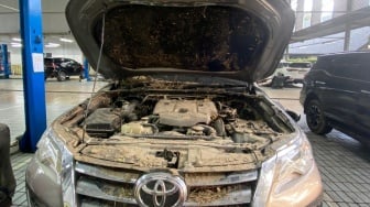 Bengkel Resmi Toyota Digeruduk Puluhan Mobil Rusak Setelah Banjir di Mataram