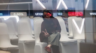 Layar digital menampilkan pergerakan Indeks Harga Saham Gabungan (IHSG) di Bursa Efek Indonesia (BEI), Jakarta, Rabu (9/7/2025). [Suara.com/Alfian Winanto]