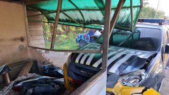 Mobil Polisi Tabrak Angkot hingga Warung di Simalungun, 1 Luka