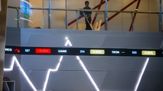 Layar digital menampilkan pergerakan Indeks Harga Saham Gabungan (IHSG) di Bursa Efek Indonesia (BEI), Jakarta, Rabu (9/7/2025). [Suara.com/Alfian Winanto]