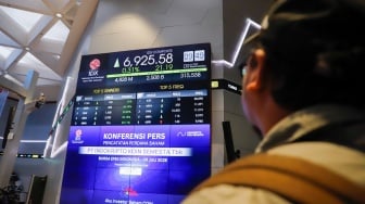 Layar digital menampilkan pergerakan Indeks Harga Saham Gabungan (IHSG) di Bursa Efek Indonesia (BEI), Jakarta, Rabu (9/7/2025). [Suara.com/Alfian Winanto]