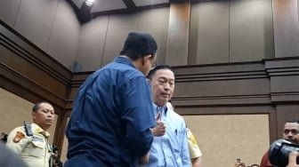 Anies Bisik-bisik, Tom Lembong Beri Jempol, Dua Sahabat Berjumpa di Sidang Kasus Impor Gula
