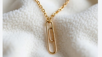 Bukan Kalung Nenek! Ini 7 Cara Pakai Kalung Emas Paperclip Biar Nggak Jadul
