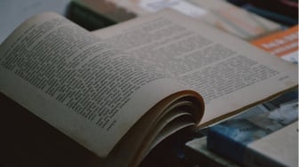 Penulisan Ulang Sejaran dengan Tone Positif: Bagaimana Nasib Buku Kiri?
