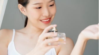 8 Rekomendasi Parfum Wanita yang Meninggalkan Jejak dan Wanginya Lebih dari Sehari