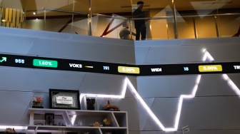 Layar digital menampilkan pergerakan Indeks Harga Saham Gabungan (IHSG) di Bursa Efek Indonesia (BEI), Jakarta, Rabu (9/7/2025). [Suara.com/Alfian Winanto]