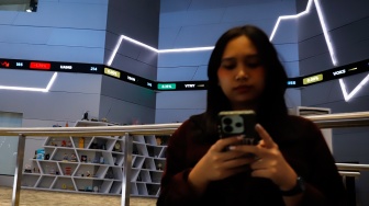 Layar digital menampilkan pergerakan Indeks Harga Saham Gabungan (IHSG) di Bursa Efek Indonesia (BEI), Jakarta, Rabu (9/7/2025). [Suara.com/Alfian Winanto]
