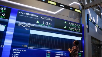 Layar digital menampilkan pergerakan Indeks Harga Saham Gabungan (IHSG) di Bursa Efek Indonesia (BEI), Jakarta, Rabu (9/7/2025). [Suara.com/Alfian Winanto]