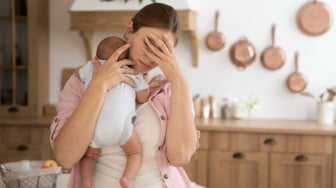 Di Balik Ibu-ibu yang Kuat, Sering Ada Lelaki yang Tak Mau Belajar Dewasa