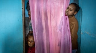 Warga menunggu antrean saat layanan jemput bola Program Cek Kesehatan Gratis di Kecamatan Elikobel, Kampung Bonggai, Kabupaten Merauke, Papua Selatan, Selasa (8/7/2025). [ANTARA FOTO/Bayu Pratama S/foc]
