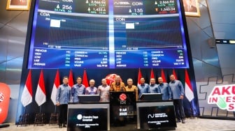 Jajaran Direksi PT Indokripto Koin Semesta Tbk saat Pencatatan Perdana Saham dengan kode COIN di Bursa Efek Indonesia, Jakarta, Rabu (9/7/2025). [Suara.com/Alfian Winanto]